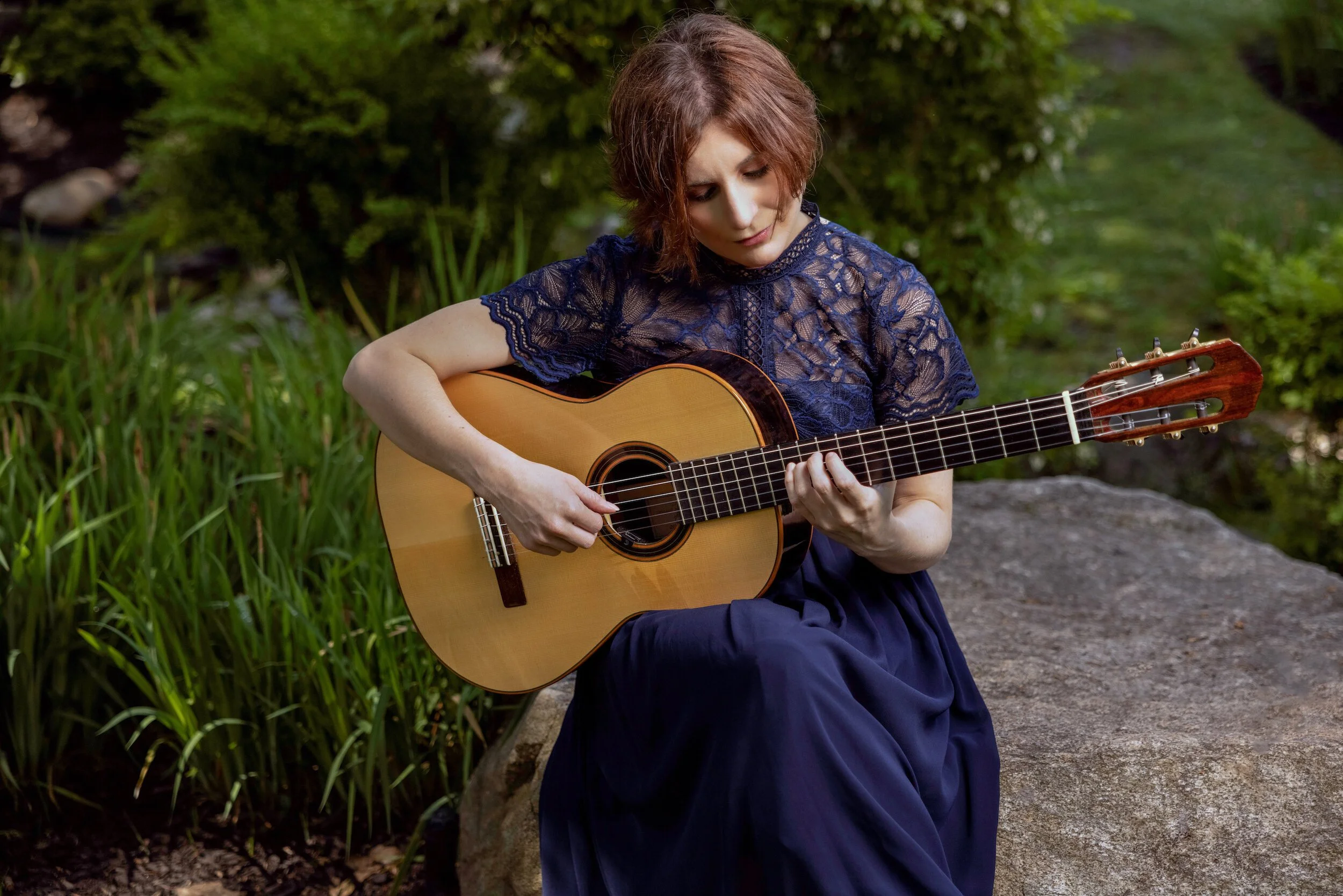 Nicoletta Todesco playing guitar