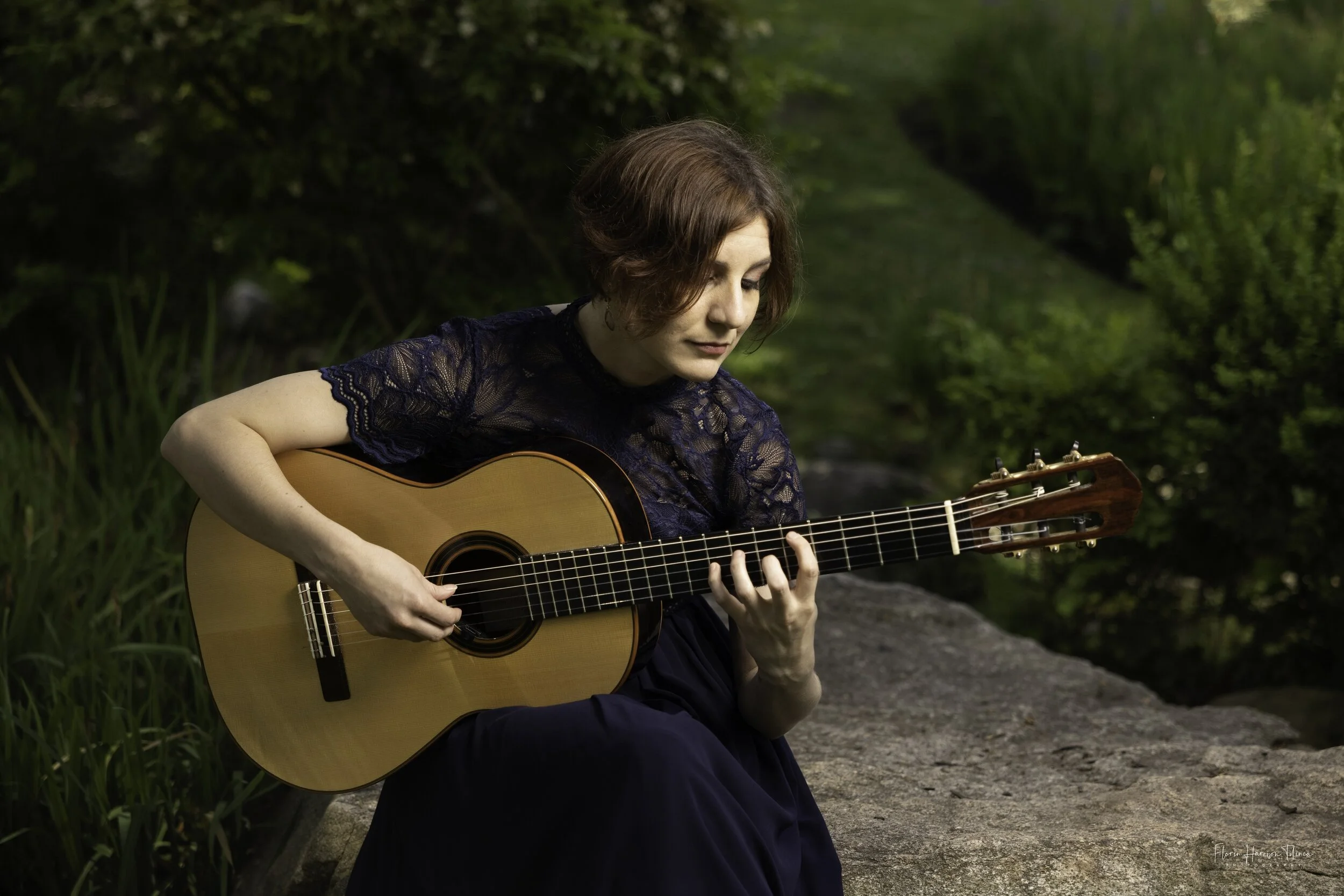 Nicoletta Todesco playing classical guitar